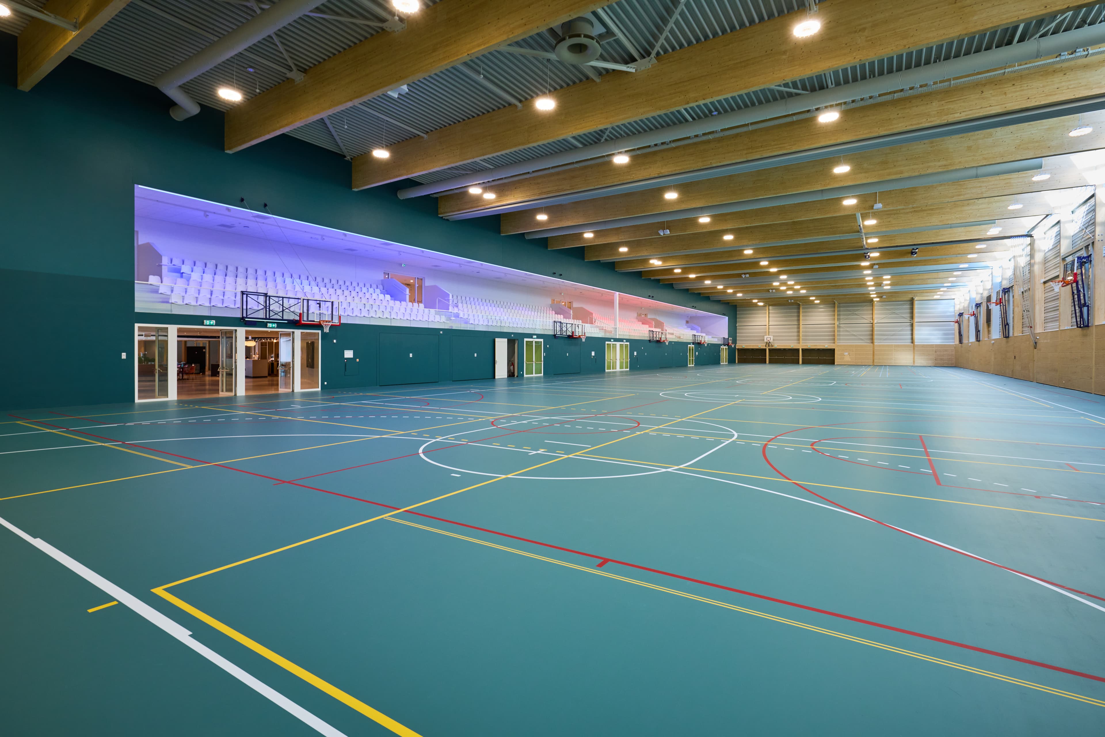 De vernieuwde, dubbele sporthal met tribune
